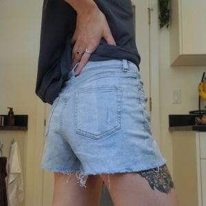 2/$15 😻 High-rise distressed light denim shorts